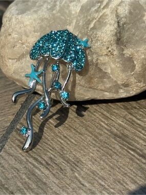 NWOT Teal Crystal Jellyfish Ocean Brooch Pin